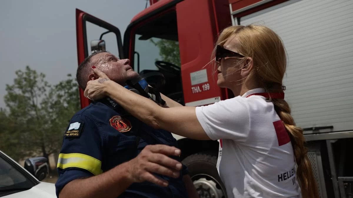 Σκηνές που ''κόβουν'' την ανάσα - Πυροσβέστης λιποθύμησε στο πύρινο μέτωπο