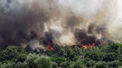 Ξέσπασε φωτιά στη Ρόδο - Πολύ δύσβατη η περιοχή