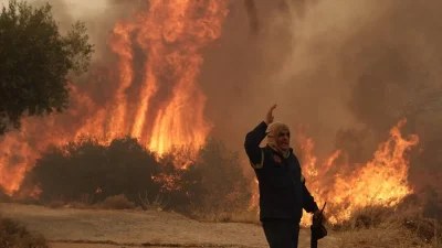 Ανεξέλεγκτη η πορεία της φωτιάς στη Ρόδο - Καίγεται ξενοδοχείο