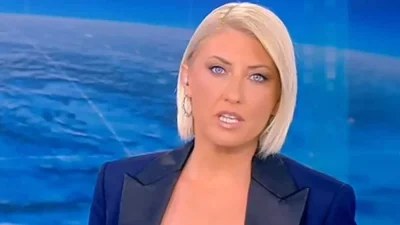 Σία Κοσιώνη: Ο γιος της μπούκαρε στο πλατό του δελτίου του ΣΚΑΙ - Η τρυφερή τους αγκαλιά