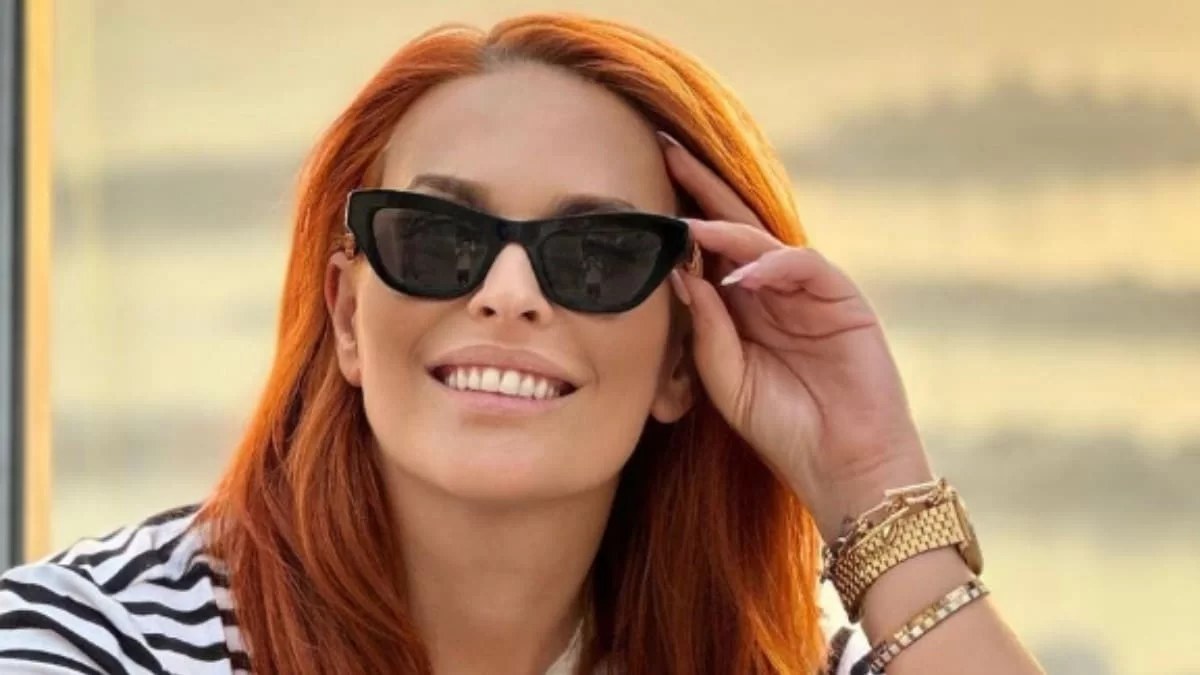 Απίστευτα μαυρισμένη σε πισίνα με γαλαζοπράσινα νερά - Το σώμα της Σίσσυ Χρηστίδου μέσα στο ροζ μαγιό της