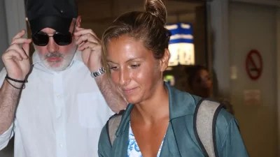 Survivor all Star: Έφτασε στην Ελλάδα η Στέλλα Ανδρεάδου - Η αντίδρασή της στους φωτογράφους