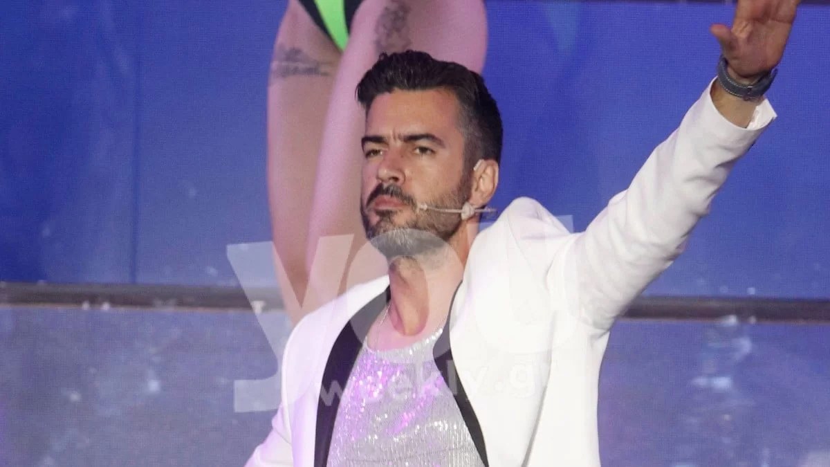Στιγμές συγκίνησης για τον Τσιμιτσέλη - Του έκαναν έκπληξη γενεθλίων στο κατάμεστο θέατρο πάνω στην σκηνή (Βίντεο)