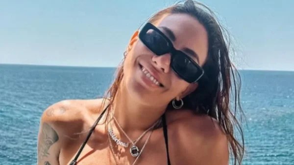 Με χακί ολόσωμο μαγιό που είχε την πλάτη έξω - Οι νέες πόζες της Βαλαβάνη στα Κουφονήσια