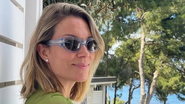 Οι κοιλιακοί της βγάζουν μάτι - Με σώμα 20άρας ξαπλωμένη στην άμμο σε παραλία της Μυκόνου η Βίκυ Καγιά