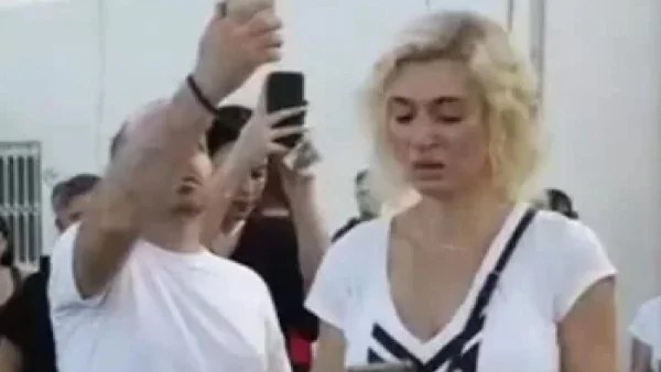 Με σκυμμένο το κεφάλι και φορτισμένη συναισθηματικά - Στο σημείο της φονικής πυρκαγιάς στο Μάτι η Ζέτα Δούκα, 5 χρόνια μετά