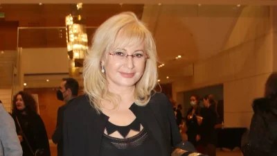 Με εμπριμέ μπικίνι η Αγγελική Νικολούλη - Η πόζα της στην ακροθαλασσιά