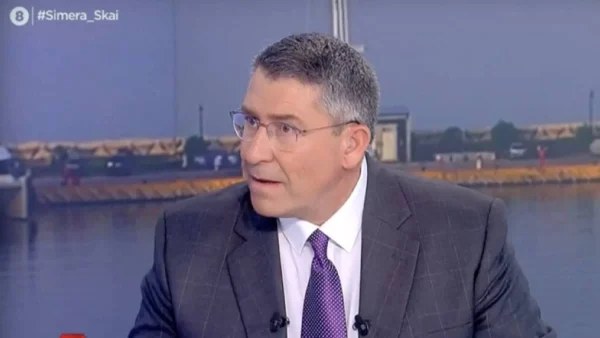 Χωρίς τα γυαλιά μυωπίας και εμφανώς μαυρισμένος ο Άκης Παυλόπουλος - Ξανθιά και κούκλα η σύζυγός του στις διακοπές τους στη Νάξο