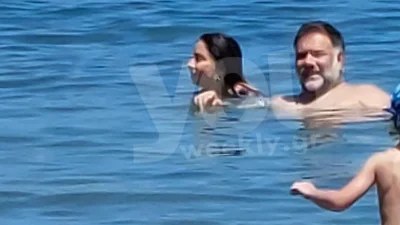 Αποκλειστικές φωτογραφίες: Βουτιές σε παραλία της Κρήτης για τον Γρηγόρη Αρναούτογλου και την Νάνσυ Αντωνίου