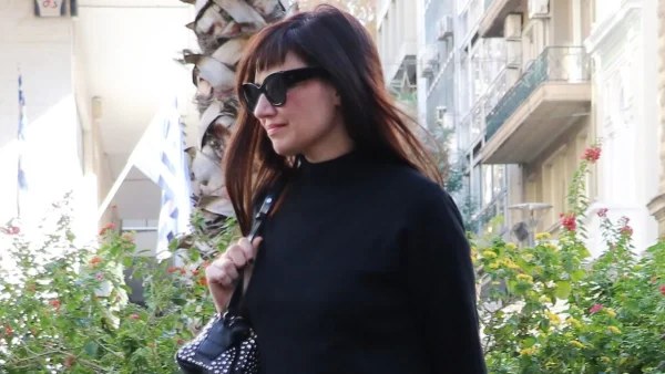 «Μια αριστερή γεροντοκόρη με τατουάζ και λεπρό δέρμα, καθήμενη σε...» - Η αποστομωτική απάντηση της Αθηναΐς Νέγκα σε χυδαίο σχόλιο