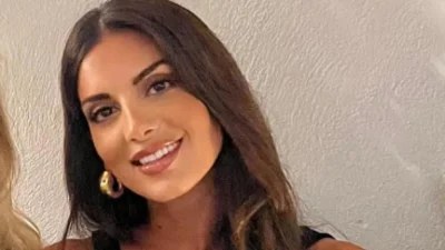 Με εξώπλατο μπλουζάκι και στενό τζιν παντελόνι - Επέστρεψε στα γραφεία του Alpha η Σταματίνα Τσιμτσιλή μετά τις διακοπές της