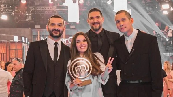 Ίδια η Μαρία Μπέη σε ξανθό - Αυτή είναι η μητέρα της νικήτριας του MasterChef 7