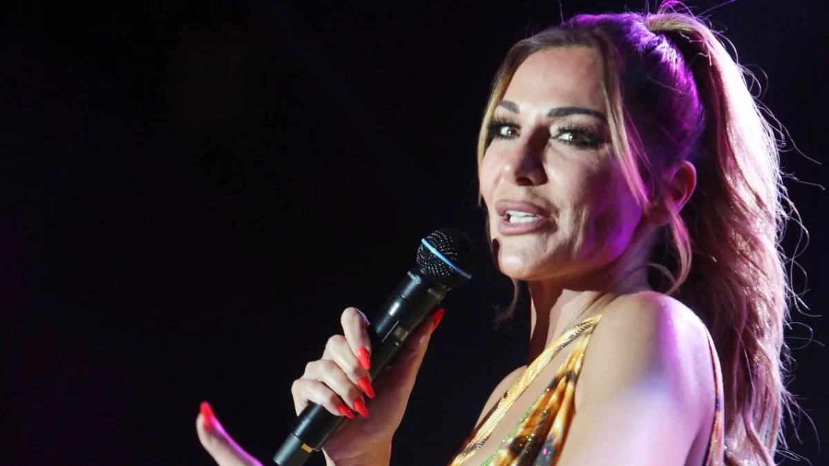 Με "καυτό" μίνι σορτς που αναδείκνυε τα πόδια της - Δεκαπενταύγουστος στο Πήλιο για την Δέσποινα Βανδή