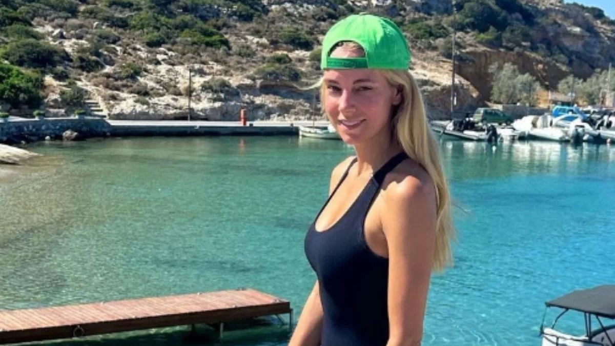 Ξαπλωμένη σε ψάθα με το μαγιό και τα γυαλιά ηλίου της - Η μικρή Αναστασία φωτογράφησε τη Δούκισσα Νομικού