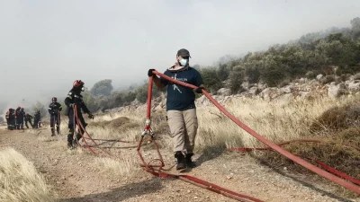 Ανεξέλεγκτη η φωτιά στην Πάρνηθα: Εκκενώνεται ο οικισμός Αγία Παρασκευή στο Μενίδι