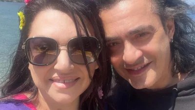Με πετσέτα στο κεφάλι & αγκαλιά με ένα σεντόνι - Η φωτογραφία της Καίτης Γαρμπή που τράβηξε ο Διονύσης Σχοινάς