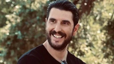 Αγκαλιασμένοι σε πισίνα με θέα βουνό και θάλασσα - Full in love ο Γεροντιδάκης με την κούκλα σύντροφό του