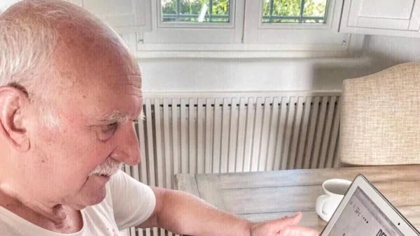 Έχει τζάκι και πισίνα στον κήπο - Φωτογραφίες από τη μοντέρνα & κομψή μονοκατοικία του Γιώργου Παπαδάκη στην Πεντέλη