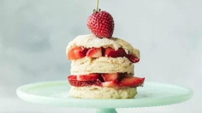 Μοιάζει με cheesecake αλλά δεν είναι - Το γλυκό ψυγείου "της μαμάς" με κρέμα, μπισκότα και φράουλες