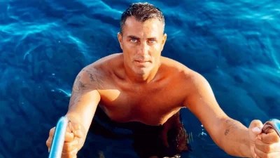 Αγκαλιές και φιλιά για το Χανταμπάκη και την ξανθιά κόρη του - Την είχε πάρει στους ώμους του μέσα στη θάλασσα