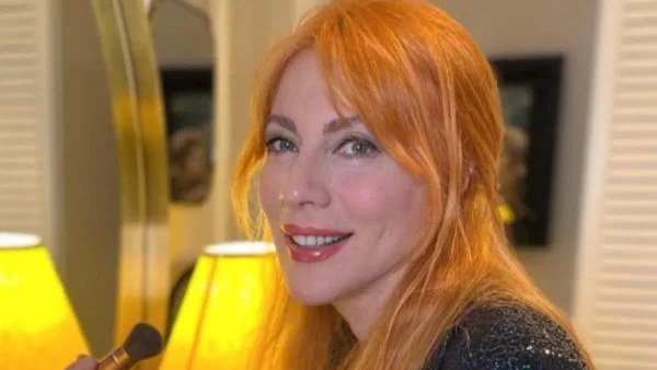 Χωρίς ρετούς με γραμμωμένους κοιλιακούς - Έτσι είναι το σώμα της Σμαράγδας Καρύδη στα 53 της με μαγιό