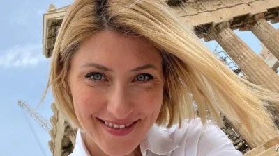Πιο ξανθιά και μαυρισμένη από ποτέ - Επέστρεψε στο δελτίο ειδήσεων του ΣΚΑΪ η Σία Κοσιώνη