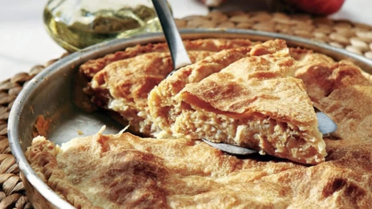 Ζουμερή τυρόπιτα με γιαούρτι, κρεμμύδι και πατάτα - Μια παραλλαγή της κλασικής συνταγής
