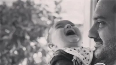 Λεωνίδας Κουτσόπουλος: Η βραδινή έξοδος με τον γιο του στο κέντρο της Αθήνας