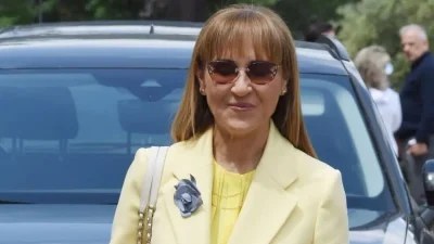 «Πέταξε» τα κοστούμια της παρουσίασης: Με μπικίνι στα 58 της, καπέλο στα μαλλιά και ξυπόλητη - Το άλλο πρόσωπο της Μάρας Ζαχαρέα
