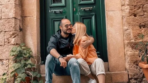 «Σ'αγαπώ» - Οι παιχνιδιάρικες στιγμές της Μαρίας Ηλιάκη με τον σύζυγό της στα σοκάκια της Αθήνας