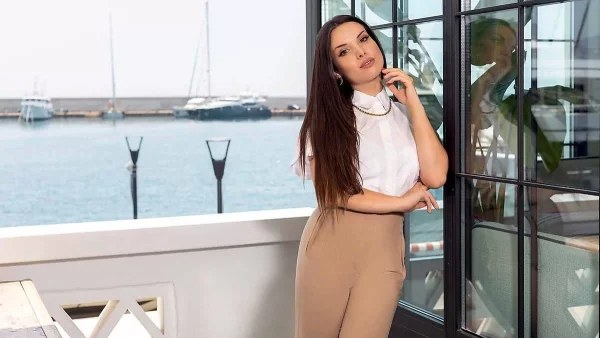 Η Μαρία Μπέη ποζάρει δίπλα στην θάλασσα