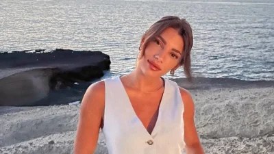 Την "χτυπούσαν" τα κύματα - Πανζουρλισμός με τη φωτογραφία της Μαριαλένας Ρουμελιώτη με το κατακόκκινο μπικίνι