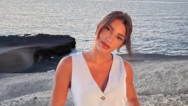 Την "χτυπούσαν" τα κύματα - Πανζουρλισμός με τη φωτογραφία της Μαριαλένας Ρουμελιώτη με το κατακόκκινο μπικίνι