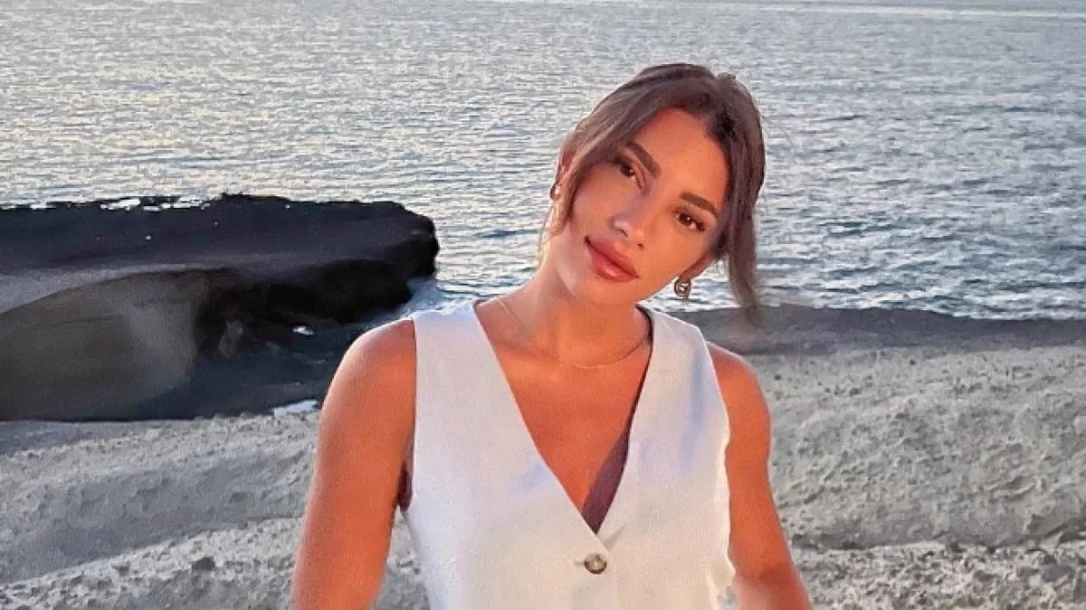Την "χτυπούσαν" τα κύματα - Πανζουρλισμός με τη φωτογραφία της Μαριαλένας Ρουμελιώτη με το κατακόκκινο μπικίνι
