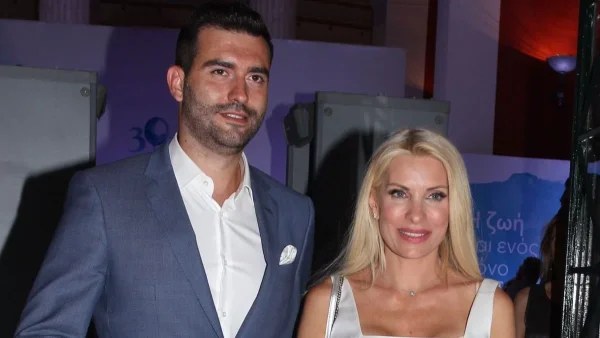 Φιλιόντουσαν δίπλα στο κύμα - Η πρώτη φωτογραφία του Θοδωρή Μισόκαλου με τη νέα του σύντροφο