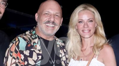 Με κίτρινο μαγιό η Μακρυπούλια και αμάνικο φανελάκι ο Μουτσινάς - Κοινές διακοπές σε κρυφό προορισμό