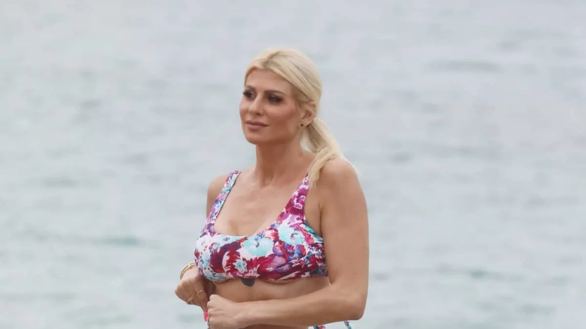 Στην Πάρο χεράκι χεράκι με τον νέο της σύντροφο - Η εμφάνιση της Ευρυδίκης Παπαδοπούλου με στενό λευκό φόρεμα