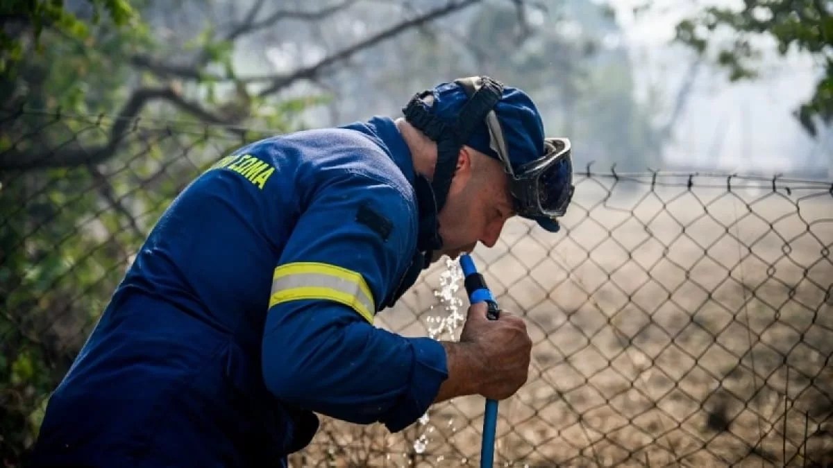 «Έλα να σου δώσω και την δική μου πετσέτα, γιατί μάλλον δεν θα την χρειαστώ φέτος» - Σπαραγμός με τον πυροσβέστη που κοιμάται πάνω στη μάνικα μετά τη μάχη με τις φωτιές