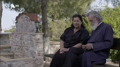 Μία άλλη η παπαδιά του Σασμού - Αγνώριστη με καπέλο στο κεφάλι τυλιγμένη με το παρεό της στην παραλία