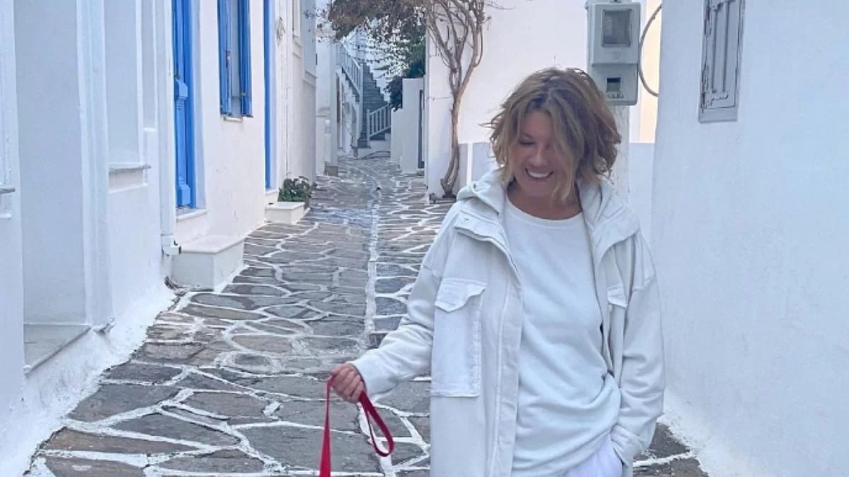 Έχει τζάκι στο σαλόνι και τεράστιο κήπο με τριανταφυλλιές - Φωτογραφίες από την μονοκατοικία της Σοφίας Αλιμπέρτη στην Πάρο