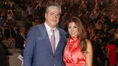 «Μια υπέροχη βραδιά στην Σύρο» - Με μίνι λευκό φόρεμα στο πλευρό του Θέμη Σοφού στο ταξίδι "αστραπή" τους η Σταματίνα Τσιμτσιλή