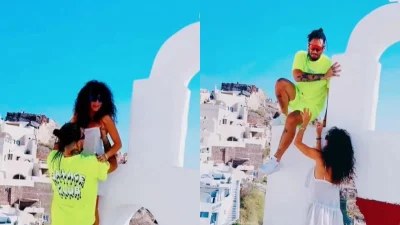 Με μίνι ημιδιάφανο λευκό φόρεμα η Μαρία - Όλα τα βλέμματα "καρφώθηκαν" πάνω στην Σολωμού και τον Mente Fuerte στην Σαντορίνη