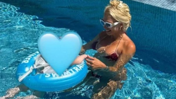 Εκείνη με λεοπάρ παρεό και εκείνος με γαλάζιο καπελάκι - Η ολόσωμη φωτογραφία της Σπυροπούλου με το γιο της