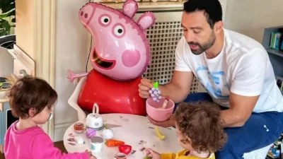 Απολάμβανε το ηλιοβασίλεμα από το μπαλκόνι του μαζί με την κορούλα του - Το τρυφερό βίντεο του Σάκη Τανιμανίδη
