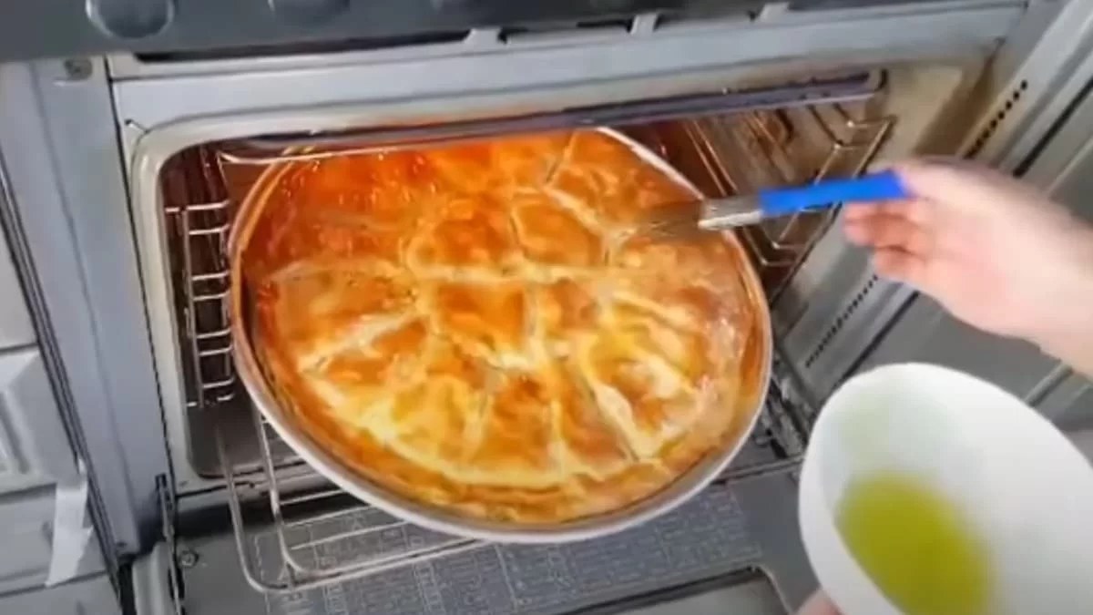 Με κρέμα μπεσαμέλ και τραγανό φύλλο - Πολίτικη τυρόπιτα από την Βέφα Αλεξιάδου