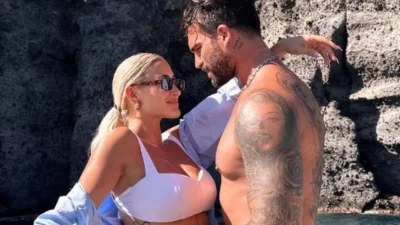 Σε ειδυλλιακό τοπίο μόνο με τα μαγιό οι δύο τους - Στους ώμους του Αλεξάνδρου η Ιωάννα Τούνη