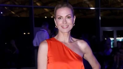 Κορμάρα στα 50 της η Τζίνα Αλιμόνου - Πόζαρε με μικροσκοπικό μπικίνι και έκανε χαμό στο Instagram