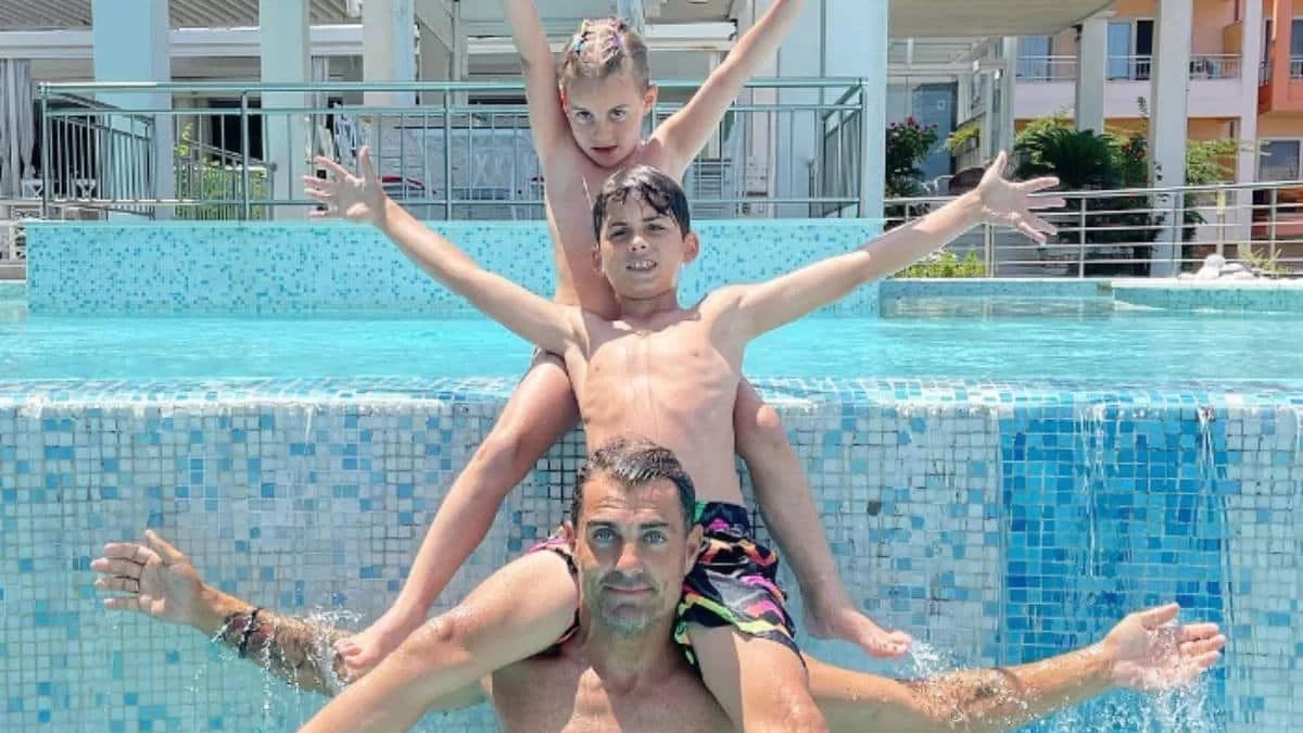 Δε χορταίνει να περνάει χρόνο με τα παιδιά του ο Χανταμπάκης - Σκαρφάλωσαν σε βράχια και μαζέψαν αλάτι