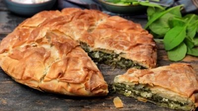 Με χωριάτικο και τραγανό φύλλο που κάνει κρατς στο δόντι - Εύκολη χορτόπιτα Μακεδονίας