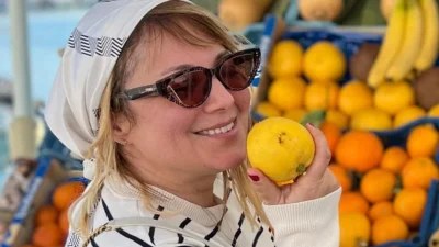 Άβαφη με ατημέλητα μαλλιά - Μια κούκλα η Ζαμπέτογλου με την κόρη της και τον Παύλο Γαλακτερό στη Θάσο